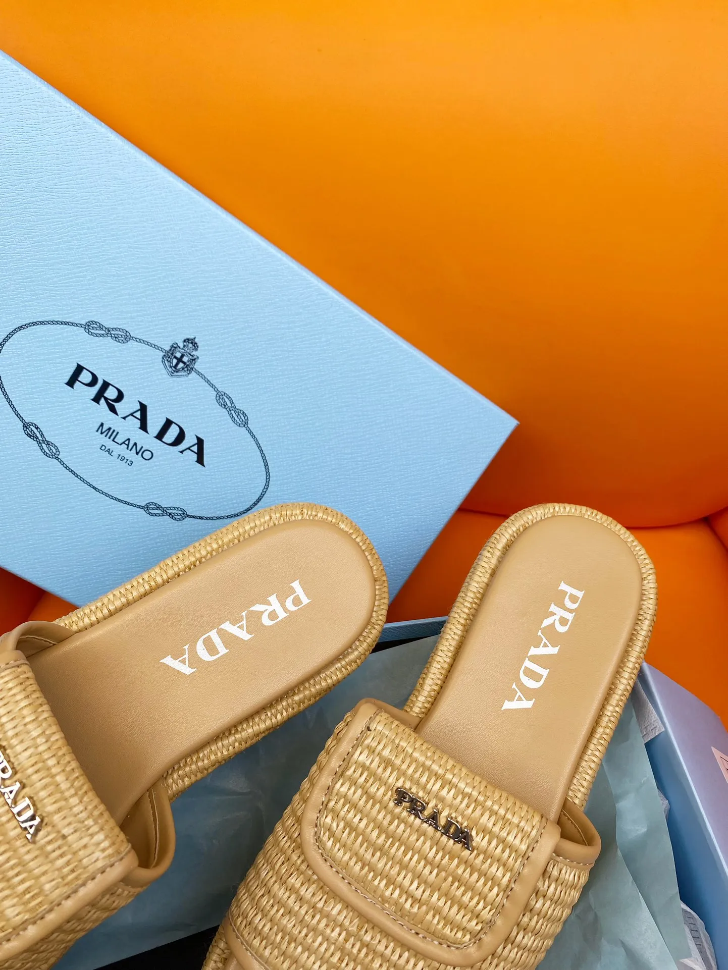 👟👟Ex-factory price 520👟👟 PRADA 2024ss raffia woven slippers This year's popular straw series, lazy people's must-have slippers are so good-looking on the feet. The whole pair of shoes is light, comfortable and bright colors meet the various choices of fashionable people of different styles! Original custom-made raffia Sheepskin lining 1:1 open mold outsole Size number: 35-39 (40 customizations are not returnable)